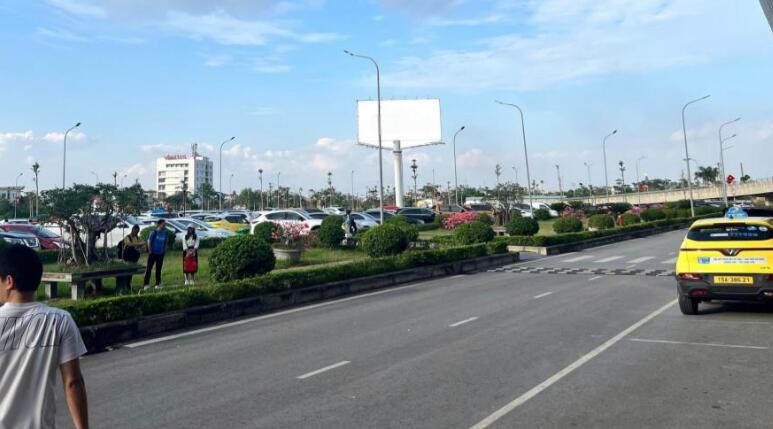 海防吉碑機(jī)場(chǎng)廣告